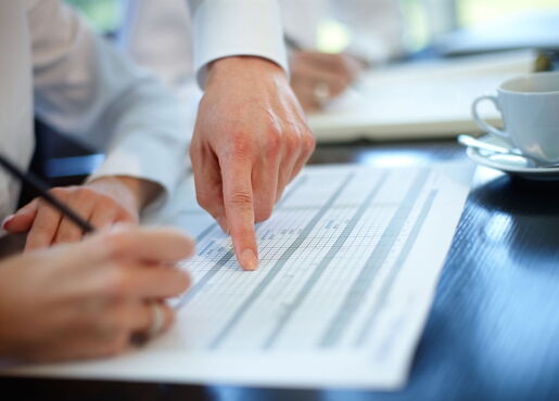 Menschen analysieren Excel-Sheet