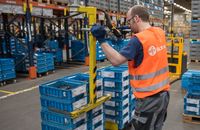Mitarbeiter transportiert Ware