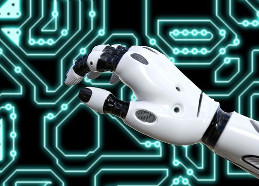 Eine Roboterhand vor einem Datenfeld