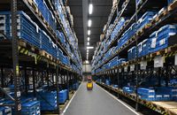 Mitarbeiter fährt mit Stapler durch das Lager